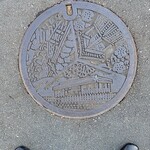 オランダ軒 - 岩槻区（旧岩槻市）のマンホールへ描かれているのは、岩槻城址公園にある「黒門」と「八ツ橋」 岩槻城の鐘楼の「時の鐘」、市の花「ヤマブキ」