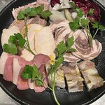 TOM TOKYO - シャルキュトリ
      ・鹿のインボルティーニ
      ・猪豚のソフレサッタ
      ・猪のボイルハム
      ・鹿のパテ
      ・博多地鶏の燻製
      ・自家製ピクルス