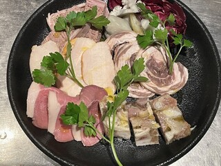 TOM TOKYO - シャルキュトリ
                        ・鹿のインボルティーニ
                        ・猪豚のソフレサッタ
                        ・猪のボイルハム
                        ・鹿のパテ
                        ・博多地鶏の燻製
                        ・自家製ピクルス