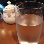 サクラ - サクラの水、大きな暖炉の前でひと息です