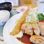 グリルくいしん坊 - 日替わりランチ　エビフライと唐揚げ980円