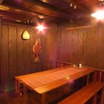 Shokuraku Shuraku Kakoi - テーブル席は、気軽に飲みたい時におすすめ♪カウンターからも近いから、おやっさんとの会話も楽しめるかも！