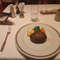 みかわや - ハンバーグステーキ・その１です。黒毛和牛の挽き肉７：国産豚の挽き肉３の割合なのでジューシーです。