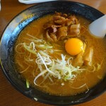 らーめん喰 - 徳島ラーメン+生卵