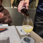 WAGYU YAKINIKU IBUSANA - まずはビールで乾杯。「色々なお酒を楽しみたい方」の為に、塩谷さんが私達二人に「一本の瓶ビール　ロココトウキョウホワイト」を、グラスに分けて下さいました。