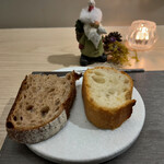 レストラン ラフィナージュ - パン・ド・カンパーニュとバゲット。バゲットが奇跡的に美味しい。