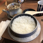 Ganko - この炊き立てご飯がお代わり自由❣️後ろの急須は出汁茶漬け用の出汁を頼めば出てきます