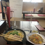 八宝亭 - 『本日❣️』金曜日の味噌ラーメン&小ライスをプラス150円出して小焼飯に変更　（向こう側のタッパは施餓鬼関係ありません）