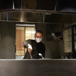 WAGYU YAKINIKU IBUSANA - 炭火の準備をする「肉焼き担当　岡崎安統店長」 (オカザキ ヤスノリ)