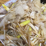 ラーメン神豚 - 丼の縁には赤い色。オシャレですね。