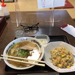 八宝亭 - 『本日❣️』火曜日のラーメン&小焼飯セット　　　　　（向こう側のタッパは施餓鬼関係ありません）