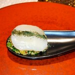 WAGYU YAKINIKU IBUSANA - 函館より帆立、クスクス、ハリッサ (塩谷さんのお勧めの食べ方は「一口でお召し上がり下さい」)