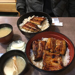 うなぎの末よし - 手前が竹、奥が松(中に鰻が隠れている)