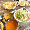 ハーブ&スパイス ファミリーレストラン Fewa - チキンカレーと野菜カレー、サラダ。ナンはチーズナンとガーリックナン。