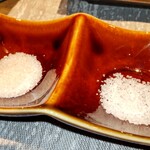 WAGYU YAKINIKU IBUSANA - ２種の塩 (左:アンデスのピンクソルト岩塩、右:カマルグの海塩)