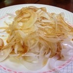菊仙 - 白子産オニオンスライス：280円・本日のオススメメニューにあった、白子産のオニオンスライス♪玉葱と言えば、白子の名産品！甘みのある新鮮な玉ねぎ、シャキシャキで美味しかったです♪