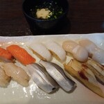 寿司居酒屋 まるがまる - サーモン　エンガワ　ホタテ　つぶ貝　小肌　穴子