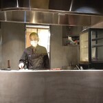 Sanguubashi Ibusana - 肉焼き場と客席を仕切る「分厚い耐熱ガラス」は、なんと一枚物！
