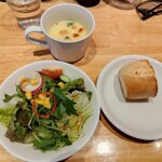 ボーノ - ランチセットのサラダ　スープ　パン