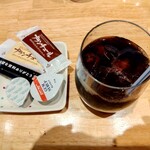 ボーノ - アイスコーヒー　350円 　お菓子はオマケ