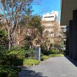 ル・シュクレクール - 北新地　お店のビルに沿って