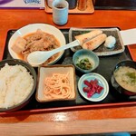 大漁 - すき焼きと鰆味噌焼定食 900