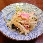 菊仙 - お通し：もやしの和え物♪お酢で和えており、お口直しにも最適♪