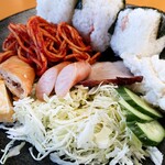 弁当・軽食 花 - おにぎり3個・サラダ・スパ・ウィンナー・チャーシュー・玉子焼き