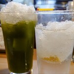 もつ焼き ウッチャン 新宿思い出横丁 - 抹茶ハイとレモンサワー。氷が焼酎。