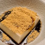 道人 - ⑯胡麻豆腐、きな粉、黒糖(沖縄県波照間産)
      胡麻豆腐に始まり、胡麻豆腐に終わる
      白味噌と黒糖のコントラストは偶然なのかな？
      プルンとした食感、穏やかな甘みに余韻を感じます