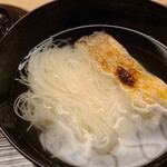 道人 - ③白甘鯛と三輪極細素麺、利尻昆布と鮪荒節と鮪本枯節のお椀
      蓋を開けた瞬間に立ち登る利尻昆布の薫り
      透明感があるキレのある味わい
      節は鮪の血合い抜き本枯節と鮪荒節でした
      鮪節と鰹節かと思ったが奥が深い