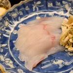 道人 - ④虎河豚(静岡県産)のお造り、てっぴ、白子醤油添え
      虎河豚は体脂肪率4~5%なので脂の旨みは無いが、アミノ酸を多く含むのでスッキリとしつつ深い旨みがあるので、薄造りより少し厚みのある方が美味しいと思う