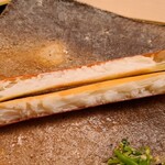 道人 - ⑤茹で柴山蟹(正式名:ずわい蟹、兵庫県柴山産)の脚
      茹でた柴山蟹のしっとり水気を含んだ甘みと旨み、つるつるっと剥いて一口で頂き、蟹の香りを楽しみます