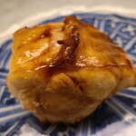 道人 - ⑨照り焼き虎河豚(静岡県産)
      定番の唐揚げでなく照り焼きなのが面白い
      プルンとした弾力、虎河豚のアミノ酸系の旨みを適切な火入れで引き出す技の妙味を楽しみました