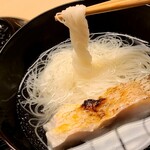 道人 - ③白甘鯛(愛媛県八幡浜産)と三輪極細素麺(奈良県三輪産3年熟成)、利尻昆布と鮪荒節と鮪本枯節のお椀。
      白甘鯛の皮はしっとり、身はしっとり軟らかさ
      三輪極細素麺はコシがあり美味しい
