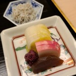 道人 - ⑭お漬け物(白菜の浅漬け、赤蕪の浅漬け、ゆかりむらさき、奈良漬け、縮緬雑魚)
      こちらも白ご飯を引き立てる名脇役のお漬け物たち
