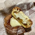 パンやきどころ RIKI - 北海道クリームチーズとフランス産セミドライアプリコットのマリアージュ ¥320