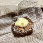 パンやきどころ RIKI - 北海道クリームチーズとフランス産セミドライアプリコットのマリアージュ ¥320