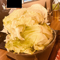 しゃぶしゃぶ・創作料理居酒屋 豚吟 栄店 - しゃぶしゃぶ用レタスは山盛り（４人前）