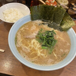 元喜家 - ラーメン(大)に無料ライス