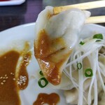 中華麺房 東龍 - 特製タレをつけて「水餃子」リフト⤴️これが美味❤️