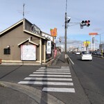中華麺房 東龍 - 横断歩道を渡り向う側奥が入口です(^_^)v