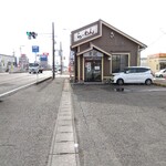 中華麺房 東龍 - 店舗入口を仙台方からパチリ♯駐車場も広く停めやすいかと(^^)v