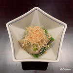 日本料理 とくを - たっぷりの鰹節と原木椎茸と菠薐草の御浸し