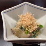 日本料理 とくを - たっぷりの鰹節と原木椎茸と菠薐草の御浸し