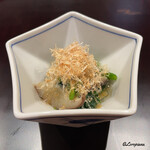 日本料理 とくを - たっぷりの鰹節と原木椎茸と菠薐草の御浸し