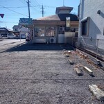 沖縄料理 美ら結 - 外観と駐車場