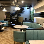 Nim's Pizza - 地下のテーブル席