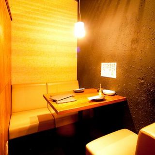 【個室】テーブル席2名掛け×2卓
デートやプライベートなお食事にも最適です。