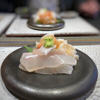 日本料理 TOBIUME - ◆潮「海の中の海老」・・先ほどの伊勢海老様が、見目麗しいお姿から美味しいお姿に変身されて登場。 平目はエンガワを見てもかなり大きな品だとわかります。